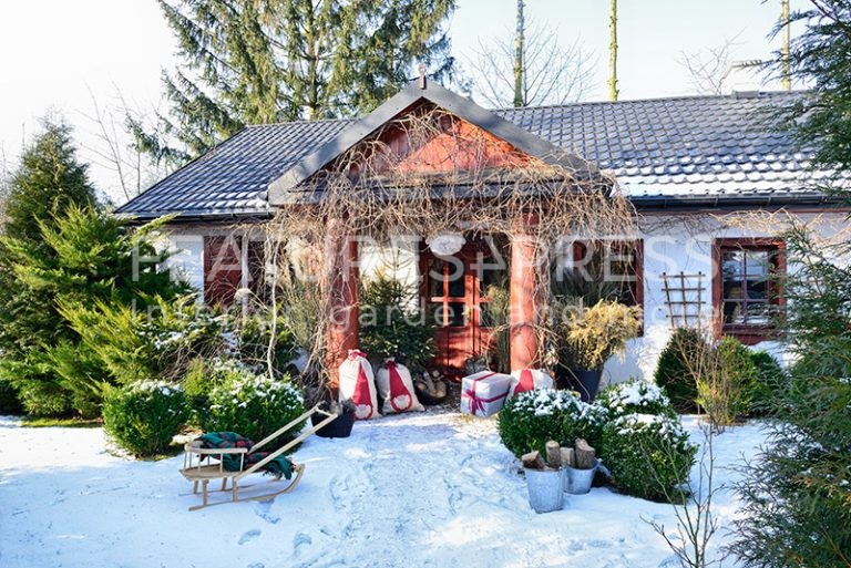 https://features4press.com/wp-content/uploads/2020/08/3616-christmas-gifts-in-front-of-entrance-to-country-house-in-winter-6-768x513.jpg