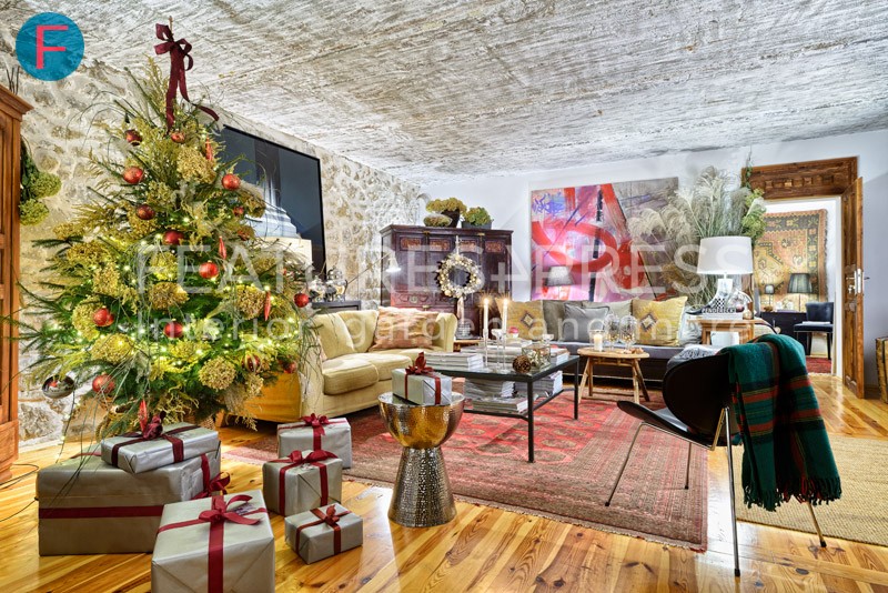 https://features4press.com/wp-content/uploads/2021/08/3459-stable-naleczow-christmas-in-rustic-house.jpg